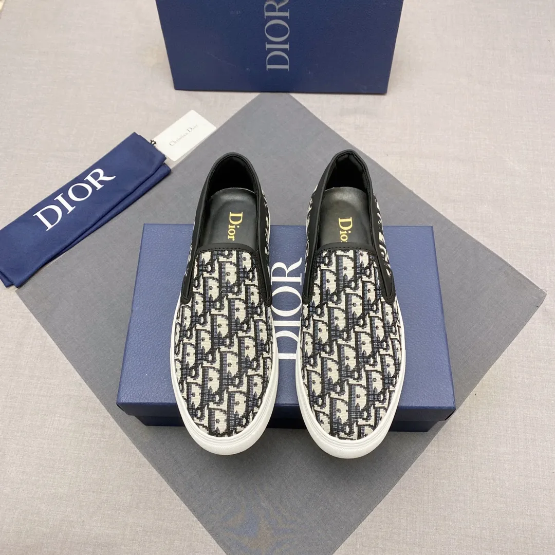 p380, Dior series casual shoes 👟🔥[Dior] Dior's new casual men's shoes are launched in Hong Kong counters. Official website 1:1 production. Original Italian materials. Designed by European and American masters. Perfect shape to create counter quality. Solid color rubber wear-resistant outsole and classic dazzling head! Super versatile and very comfortable. High-end without losing taste, fashionable and novel! ! Absolute focus! Code number: 38-44, three colors available (45 can be customized, cannot be returned or exchanged) No. 005